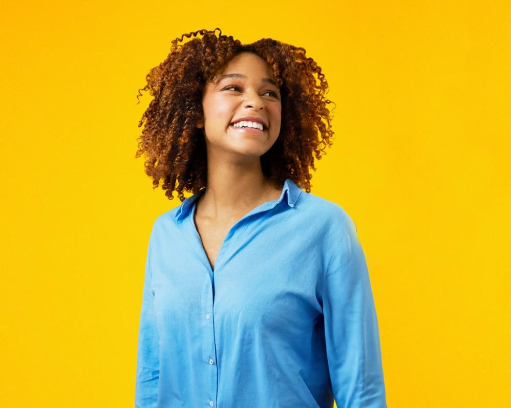 Etudiante NEOMA rayonnante sur fond jaune