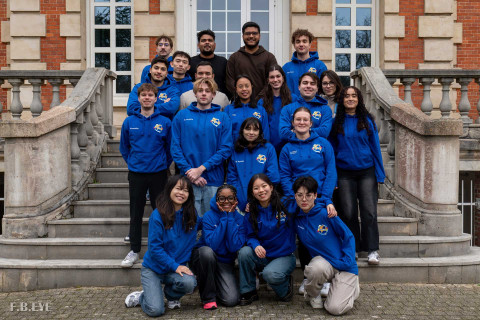 Membres de l'association CultureCo de NEOMA posant en sweat bleu sur le campus de Rouen