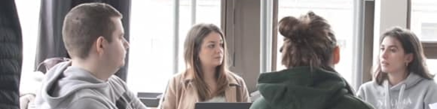 Étudiants NEOMA lors d'une réunion