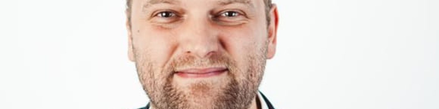 Portrait d'Antoine Souchaud, professeur du département Comptabilité, Contrôle et Affaires Juridiques à NEOMA